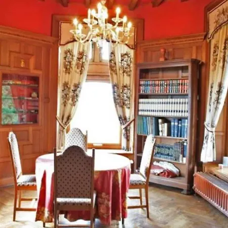 Live Your Dream At This Castle In The City Of 度假居